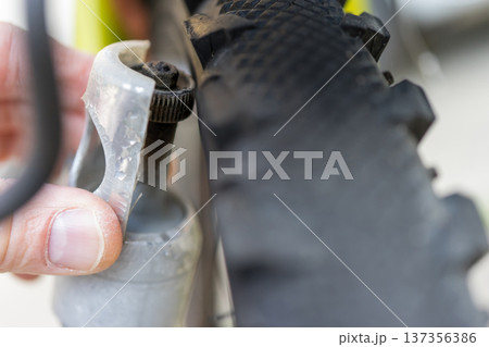 自転車のダイナモライト 自転車のダイナモライト 137356386