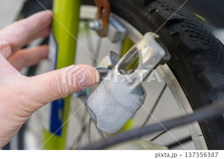 自転車のダイナモライト 137356387