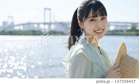 朝のお台場でミントグリーンの服を着て日本人女性のポートレート 137356437