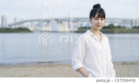 朝の海辺で白いリネンシャツを着た爽やかな日本人女性 137356438