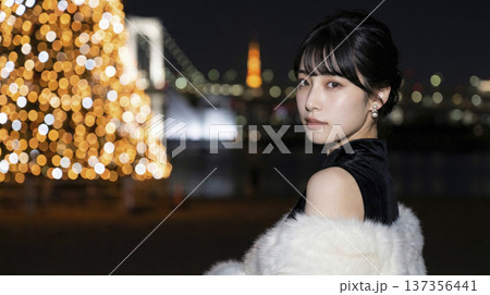 夜景のお台場を背景に黒いドレスを纏う日本人女性 137356441
