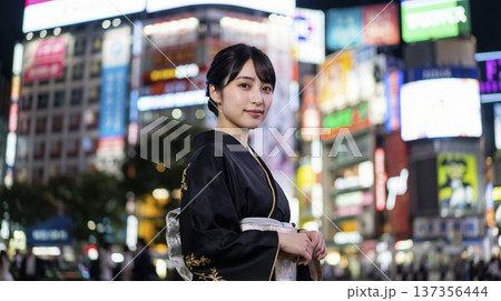 渋谷スクランブル交差点を背景にモノクロームの着物の日本人女性 137356444