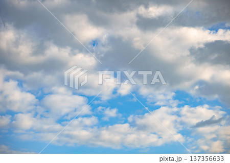 Cumulonimbus and cumulus clouds filling a blue sky, forecasting weather changes Cumulonimbus and cumulus clouds filling a blue sky, forecasting weather changes 137356633