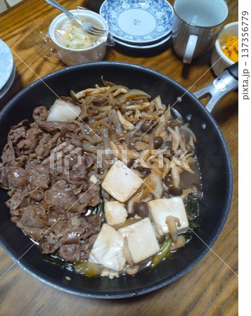 家庭料理　肉、野菜、豆腐の煮込み 137356779