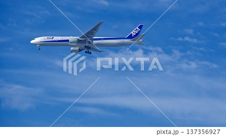 青空をバックに飛ぶ全日空(ANA)のボーイング777-300型旅客機 137356927