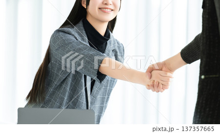 握手をする若い女性・ビジネスウーマン 握手をする若い女性・ビジネスウーマン 137357665