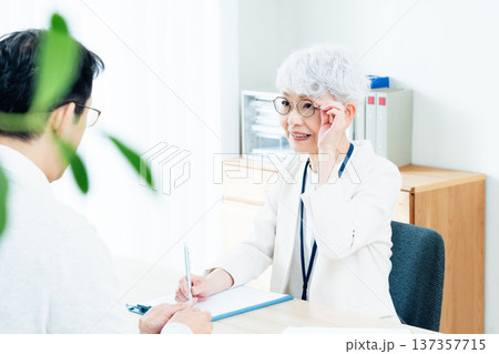 相談を受けるシニア女性 137357715