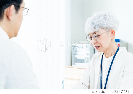 相談を受けるシニア女性 相談を受けるシニア女性 137357721