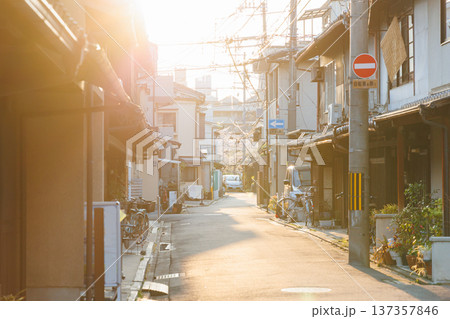 夕暮れの京都市の左京区のローカルな町並み 137357846