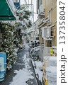 雪の日の住宅街の路地　東京北区王子 137358047