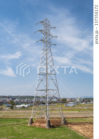 田園の中に立つ鉄塔　京都府京田辺市 137358172