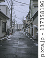 雪の日の住宅街の路地　東京北区王子 137358196