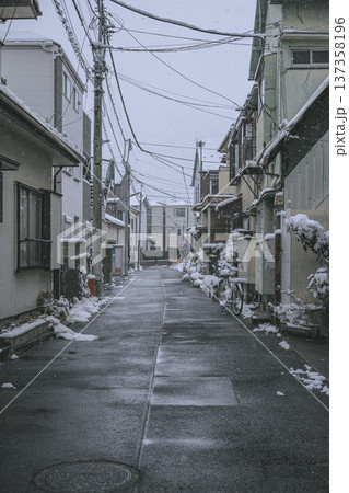 雪の日の住宅街の路地 東京北区王子 雪の日の住宅街の路地 東京北区王子 137358196