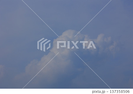 青空に浮かぶ雲 137358506