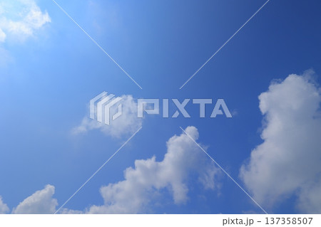 青空に浮かぶ雲 137358507