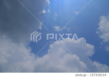 青空に浮かぶ雲 青空に浮かぶ雲 137358519