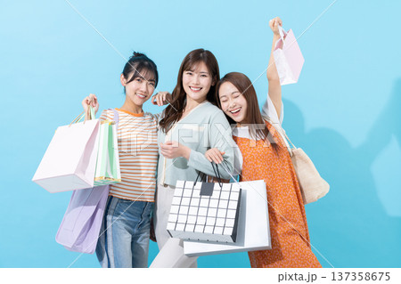 ショッピングを楽しむ若い女性 ショッピングを楽しむ若い女性 137358675
