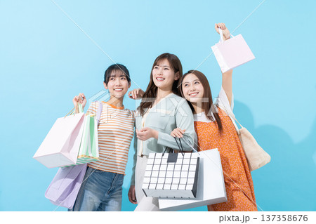 ショッピングを楽しむ若い女性 ショッピングを楽しむ若い女性 137358676