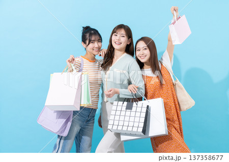 ショッピングを楽しむ若い女性 137358677