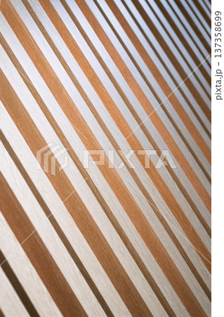 オレンジブラウンとホワイトの木目パネルストライプテクスチャ――インテリア素材背景 137358699