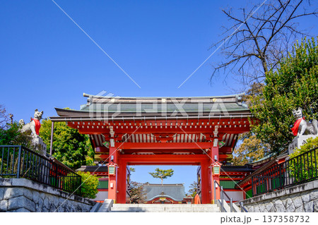東京都　西東京市　東伏見稲荷神社　神門 137358732