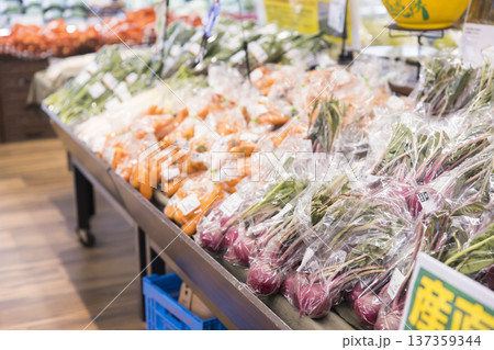 スーパーの野菜売り場イメージ 137359344