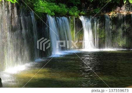 滝のある風景 137359673