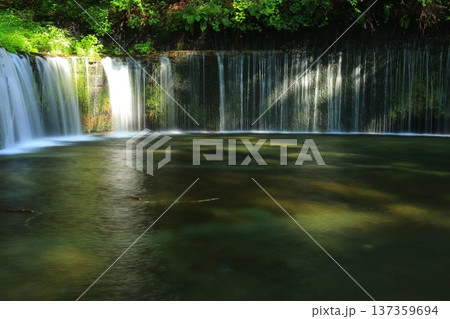滝のある風景 137359694