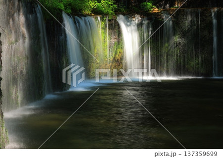 滝のある風景 137359699