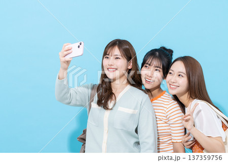 自撮りをする若い女性 自撮りをする若い女性 137359756