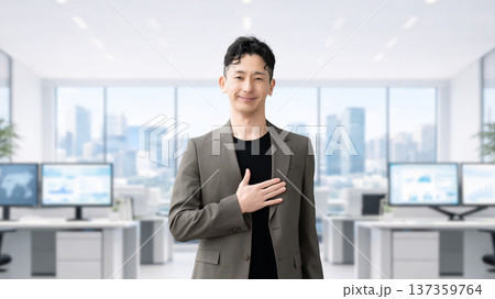 胸に手を当てて立つ男性ビジネスマン 137359764