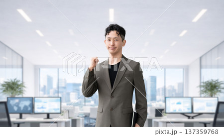 ガッツポーズをする男性ビジネスマン 137359768