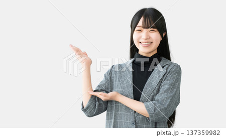案内をする若い女性・ビジネスウーマン 137359982