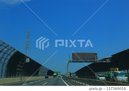 高速道路のある風景 高速道路のある風景 137360058