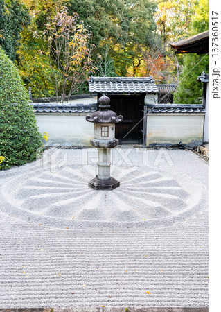 京都 東山泉涌寺別院 雲龍院(瑠璃山) 霊明殿前の中庭の石灯籠(徳川慶喜の寄進) 京都 東山泉涌寺別院 雲龍院(瑠璃山) 霊明殿前の中庭の石灯籠(徳川慶喜の寄進) 137360517