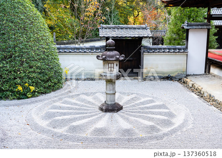 京都 東山泉涌寺別院 雲龍院(瑠璃山) 霊明殿前の中庭の石灯籠(徳川慶喜の寄進) 京都 東山泉涌寺別院 雲龍院(瑠璃山) 霊明殿前の中庭の石灯籠(徳川慶喜の寄進) 137360518