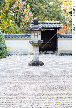 京都 東山泉涌寺別院 雲龍院(瑠璃山) 霊明殿前の中庭の石灯籠(徳川慶喜の寄進) 京都 東山泉涌寺別院 雲龍院(瑠璃山) 霊明殿前の中庭の石灯籠(徳川慶喜の寄進) 137360519