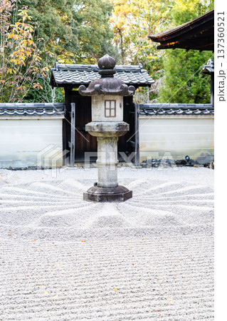 京都 東山泉涌寺別院 雲龍院(瑠璃山) 霊明殿前の中庭の石灯籠(徳川慶喜の寄進) 京都 東山泉涌寺別院 雲龍院(瑠璃山) 霊明殿前の中庭の石灯籠(徳川慶喜の寄進) 137360521