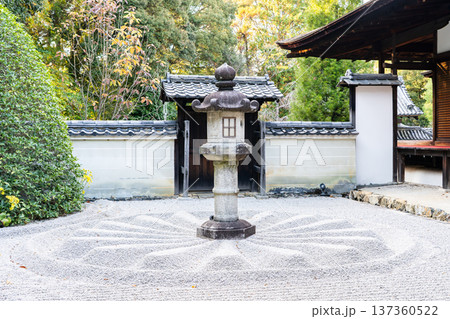 京都 東山泉涌寺別院 雲龍院(瑠璃山) 霊明殿前の中庭の石灯籠(徳川慶喜の寄進) 京都 東山泉涌寺別院 雲龍院(瑠璃山) 霊明殿前の中庭の石灯籠(徳川慶喜の寄進) 137360522