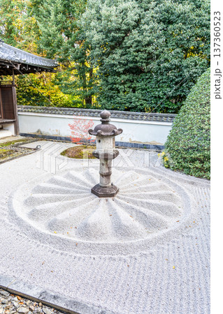 京都 東山泉涌寺別院 雲龍院(瑠璃山) 霊明殿前の中庭の石灯籠(徳川慶喜の寄進) 京都 東山泉涌寺別院 雲龍院(瑠璃山) 霊明殿前の中庭の石灯籠(徳川慶喜の寄進) 137360523