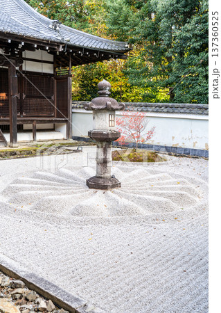 京都 東山泉涌寺別院 雲龍院(瑠璃山) 霊明殿前の中庭の石灯籠(徳川慶喜の寄進) 京都 東山泉涌寺別院 雲龍院(瑠璃山) 霊明殿前の中庭の石灯籠(徳川慶喜の寄進) 137360525