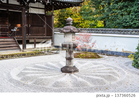 京都 東山泉涌寺別院 雲龍院(瑠璃山) 霊明殿前の中庭の石灯籠(徳川慶喜の寄進) 京都 東山泉涌寺別院 雲龍院(瑠璃山) 霊明殿前の中庭の石灯籠(徳川慶喜の寄進) 137360526