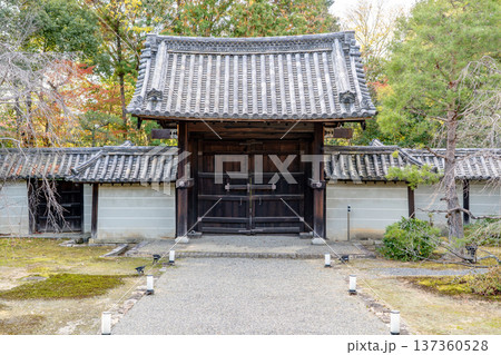 京都 東山泉涌寺別院 雲龍院(瑠璃山) 龍華殿前の勅使門(皇族様専用の御門) 京都 東山泉涌寺別院 雲龍院(瑠璃山) 龍華殿前の勅使門(皇族様専用の御門) 137360528
