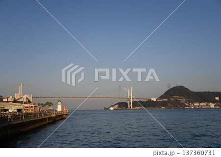 下関から望む関門海峡 137360731