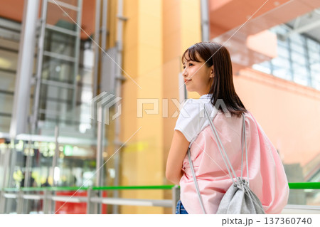 空港での旅行の期待 ■撮影協力:関西国際空港(KIX) 空港での旅行の期待 ■撮影協力:関西国際空港(KIX) 137360740