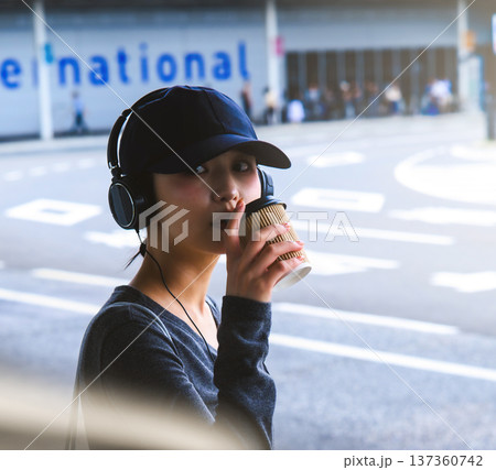空港でコーヒーを飲む女性 ■撮影協力:関西国際空港(KIX) 空港でコーヒーを飲む女性 ■撮影協力:関西国際空港(KIX) 137360742