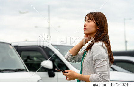 空港駐車場で待つ女性 ■撮影協力：関西国際空港（KIX） 137360743