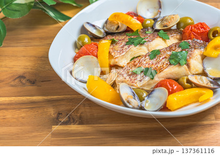 真鯛のアクアパッツァ、あさりと野菜を使ったイタリア料理 137361116