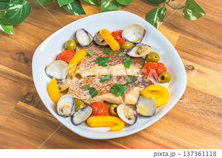 真鯛のアクアパッツァ、あさりと野菜を使ったイタリア料理 真鯛のアクアパッツァ、あさりと野菜を使ったイタリア料理 137361118