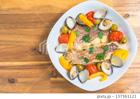 真鯛のアクアパッツァ、あさりと野菜を使ったイタリア料理 137361121